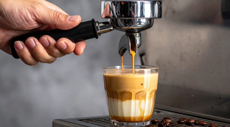 Kávégép-kalauz: hogyan csinálj baristát a pultosodból?