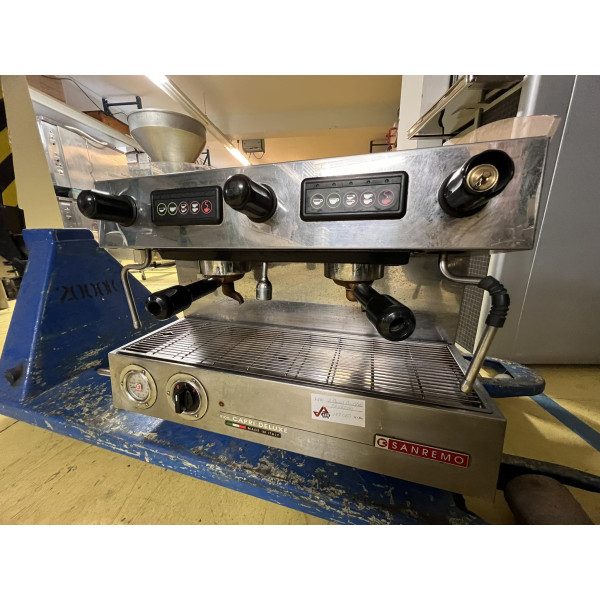 SANREMO CAPRI DELUXE Kétkaros kávéfőző  Ez az esztétikus gép egy nagy, 10 literes réz hőcserélős kazánnal van felszerelve, amely lehetővé teszi baristáinak a sorfőzés, a gőzölés és a melegvíz teljes ellenőrzését.   Ez a gép lenyűgöző fekete és rozsdamente