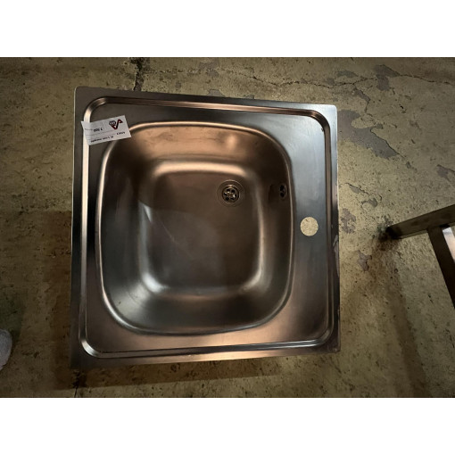 Built-in or wall-mounted sink with 2 basins