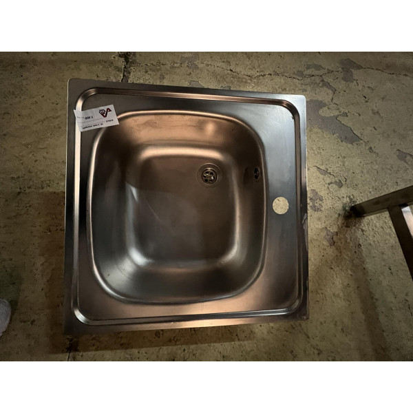 Built-in or wall-mounted sink with 2 basins Built-in or wall-mounted sink with 2 basins