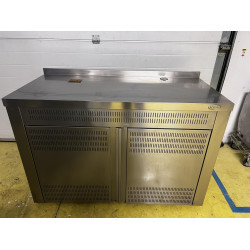 Pingwin Söntés Theke, dreiseitig geschlossen, mit Gittertür, unten offen, mit aufklappbarer Rückwand