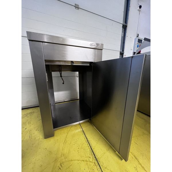 1 medences kezmoso asztal, korbe burkolt, ajtoval, hatul nyitott, also polccal, csappal