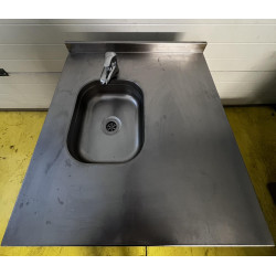 1 medencés kézmosó asztal, körbe burkolt, ajtóval, hátul nyitott, alsó polccal, csappal