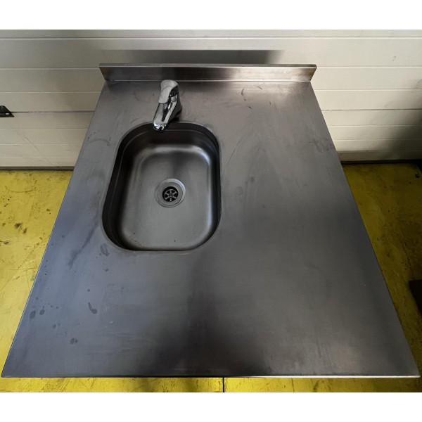 1 medences kezmoso asztal, korbe burkolt, ajtoval, hatul nyitott, also polccal, csappal