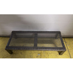 Rácsos kis polc, lábakon álló 