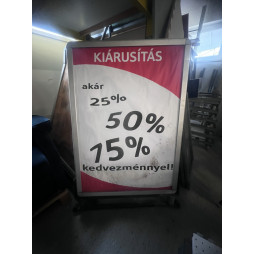 Doppelseitiges Stoppschild für den Außenbereich