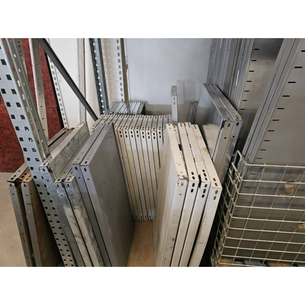Hanging shelf with different sizes Hanging shelf with different sizes