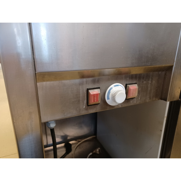 Pult na hotdogy, so zaobleným sklom, zásuvka, vstavaná chladnička