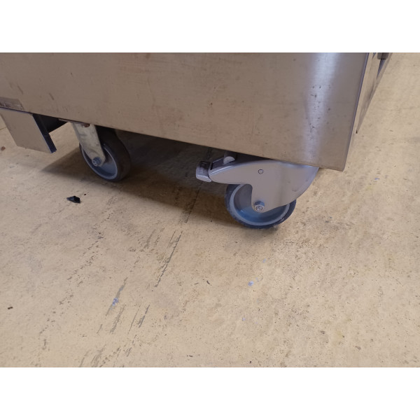 Pult na hotdogy, so zaobleným sklom, zásuvka, vstavaná chladnička