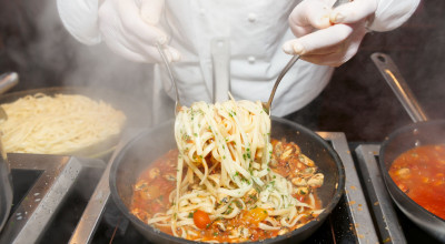 Mi a helyzet a rézedényekkel?  Valóban mérgezi velük a vendégeit?