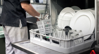 Egy ipari mosogatógép a vendéglátóipari egységek egyik alapvető berendezése 