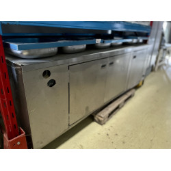 Neutraler Tisch - 3 Türen Neutraler Tisch - 3 Türen