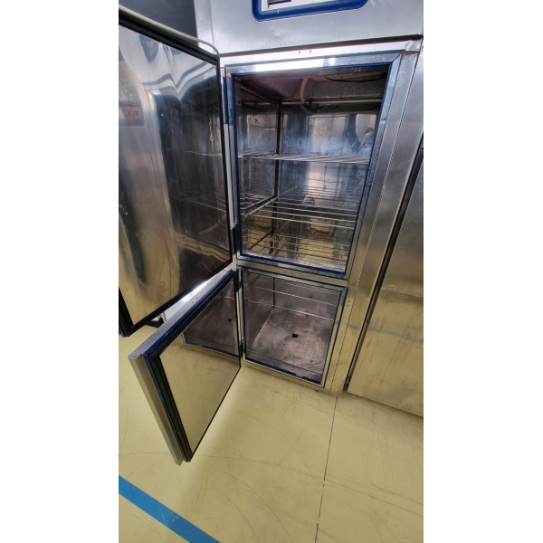 Kühlschrank mit Edelstahlhintergrund - mit geteilter Tür - Br. 700 Liter Kühlschrank mit Edelstahlhintergrund - mit geteilter Tür - Br. 700 Liter