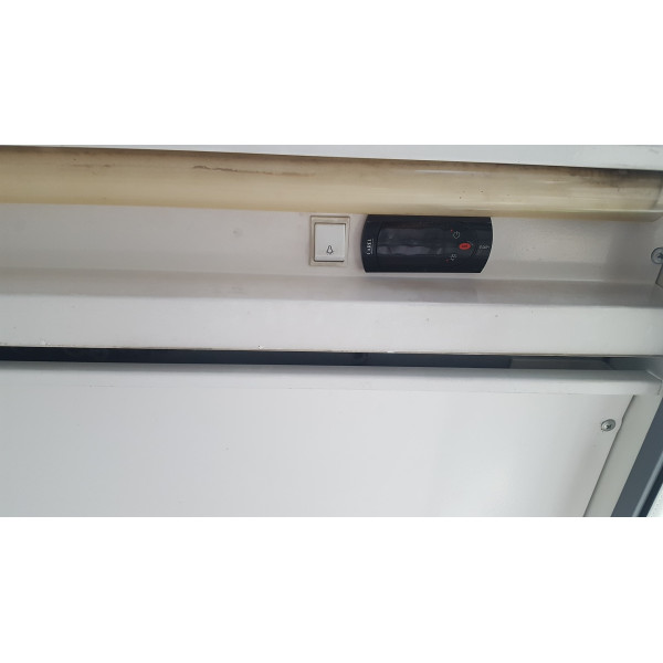 Chladenie mlieka / 3,8 m stena counter Chladenie mlieka / 3,8 m stena counter