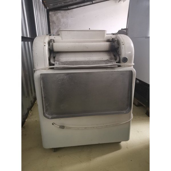 Croissant twister  Bakery machinery / equipment