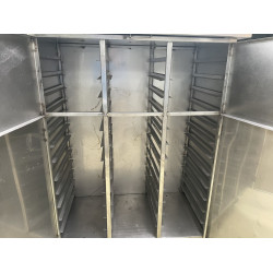 Schrank mit Tabletthalter Schrank mit Tabletthalter